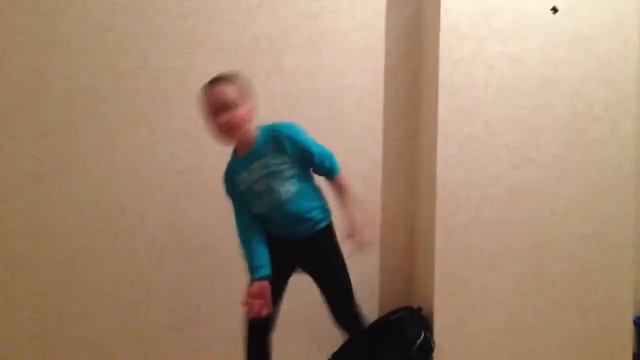 парень показывает как танцевать брейк