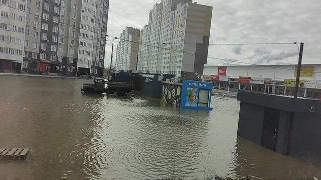 Наводнение в Оренбурге 14 апреля 2024 года   12:00улица Уральская затоплена, едем на остров ЖК Дубки