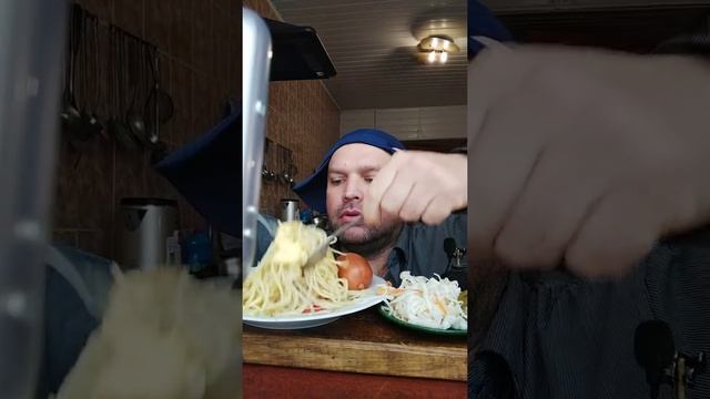 МУКБАНГ спагетти и сардельки / ОБЖОР на камеру