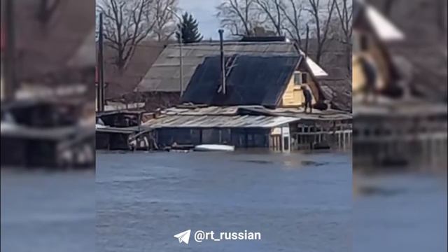 Уровень реки Тобол в Кургане достиг 906 см (на полметра выше опасного значения), сообщили власти