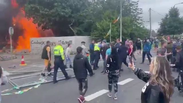 🔥 Ирландци подпалиха строителна техника, използвана за изграждането на център за емигранти