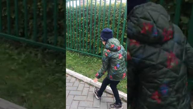 Забрала домой по раньше потому что  у нас сегодня репетитор. Занимаемся перед школи.