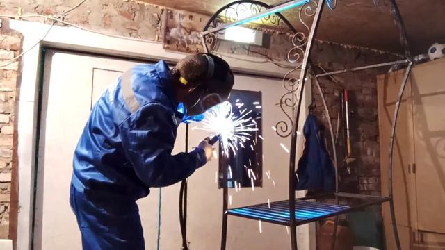 Мангал с крышей из профильной трубы 20-20.