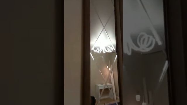 Кровать с мягкой стеновой панелью