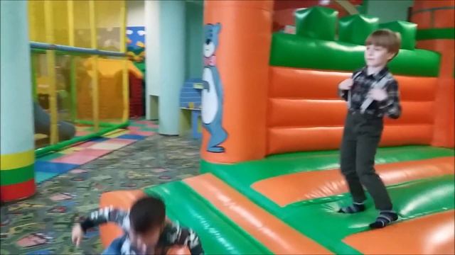 ДЕТИ Парк Развлечений Видео для детей Батут Аттракционы Играем