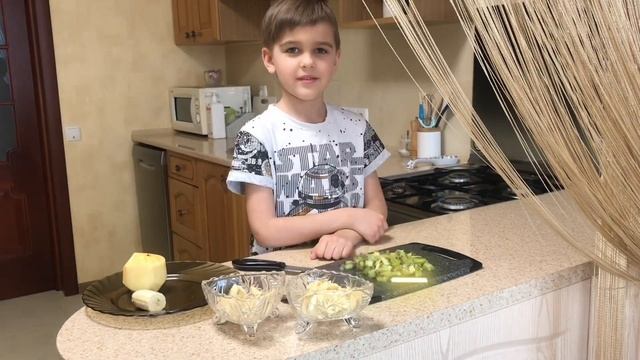 Готовьте с Тимофеем. Готовим фруктовый салат. Простые рецепты для детей.