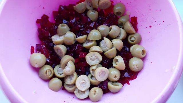 Свекольный салат с маринованными грибами и оливками