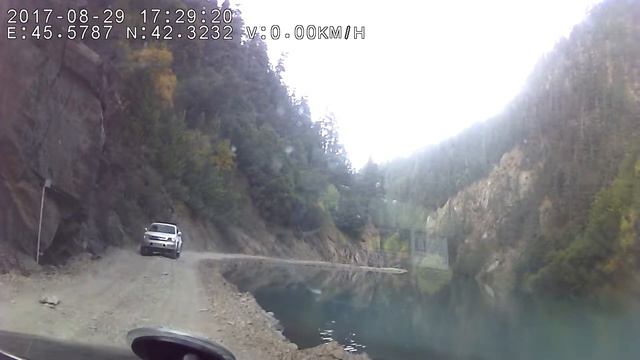 По новоявленному озеру в Тушетии