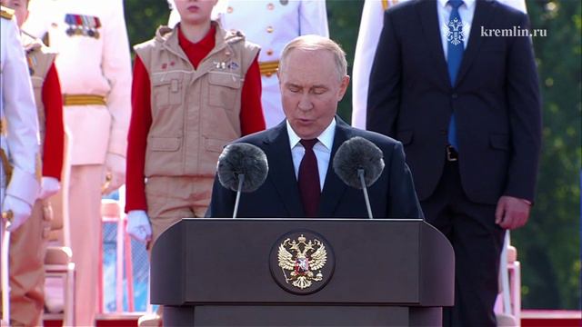 Владимир Путин выступил на главном военно-морском параде