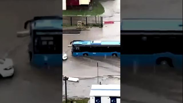 Автобус пытается преодолеть водную преграду в Москве после ливня