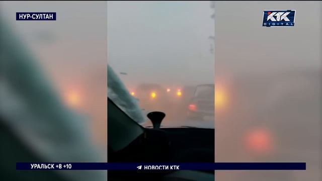 Казахстан накрыла непогода: ветер срывает кровли и валит деревья