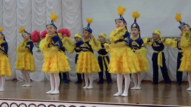Дети танцуют красивый Казахский танец Танцы для детей