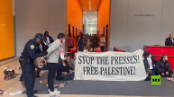 متظاهرون مؤيدون لفلسطين يقتحمون مبنى صحيفة "نيويورك تايمز" والشرطة تعتقل أكثر من 120 شخصا