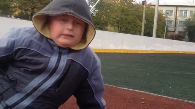 Пацан жрет свои сопли