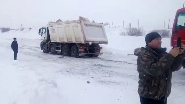 Спасение самосвала! первая неудачная попытка! сани примерзли!