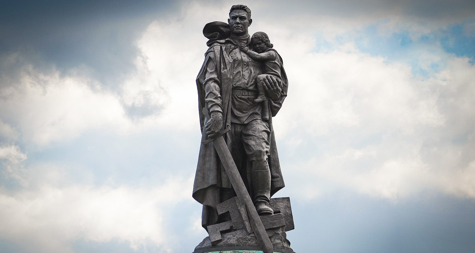 Фото солдата с девочкой на руках в берлине