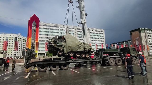 В ЦВО приступили к установке экспонатов трофейного вооружения стран НАТО, захваченного в ходе СВО