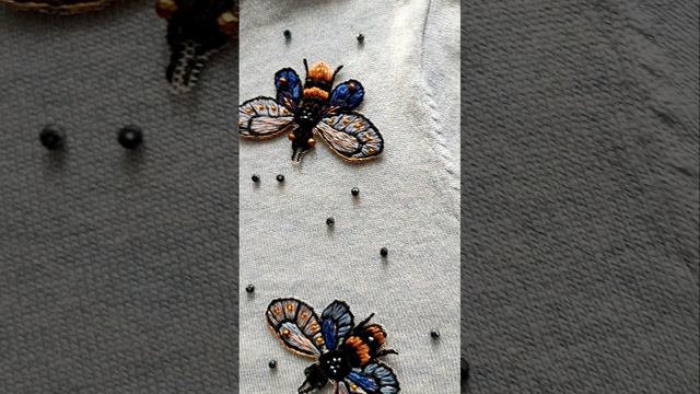 Две пчелки, вышивка на фатине мулине в 2 нити.