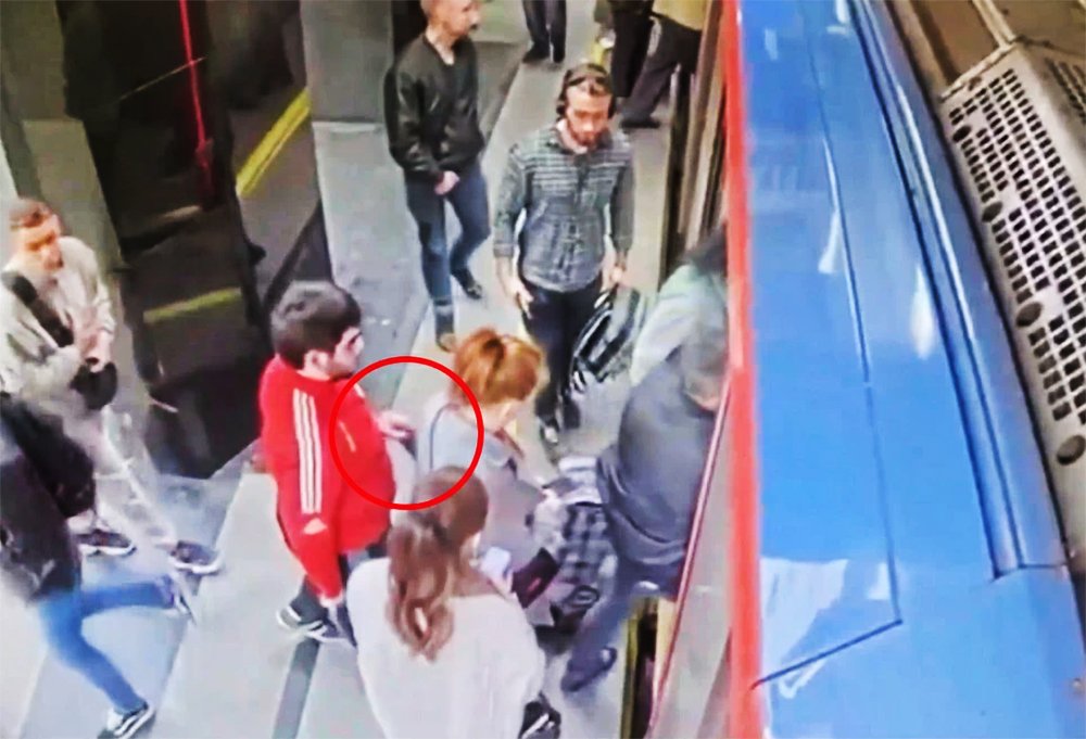 Карманник в метро Москвы попал на камеры видеонаблюдения / Город новостей на ТВЦ