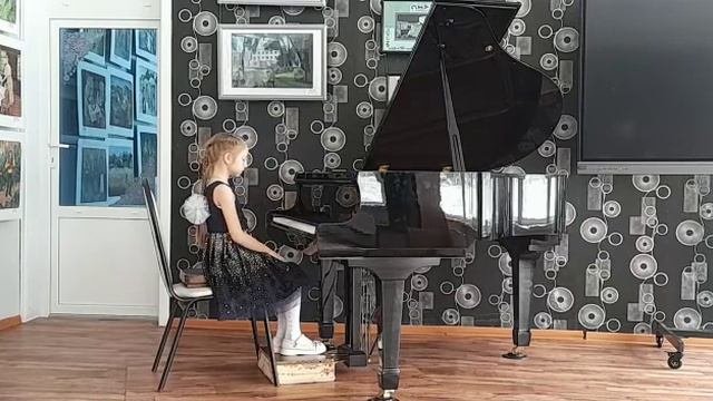 Катерина Грушевская 8 лет.  Город Киселевск ДШИ 66 Л.Моцарт Бурре. С. Майкапар Этюд.