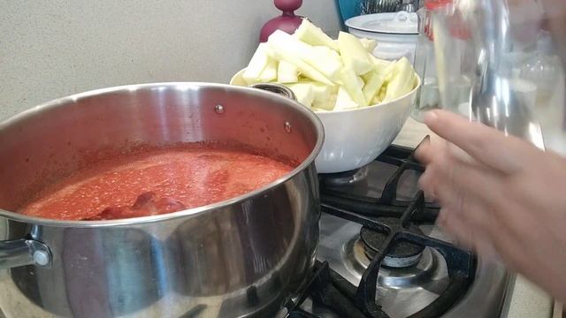 Заготовка из кабачков "Тёщин язык ".Это очень вкусно. Попробуйте приготовить.