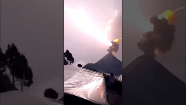 Молнии на вулкане Фуэго в Гватемале