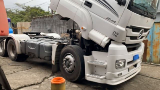 Mercedes bens Axor 2544 teste no motor regulagem de válvulas e teste de intercooler e filtro de ar
