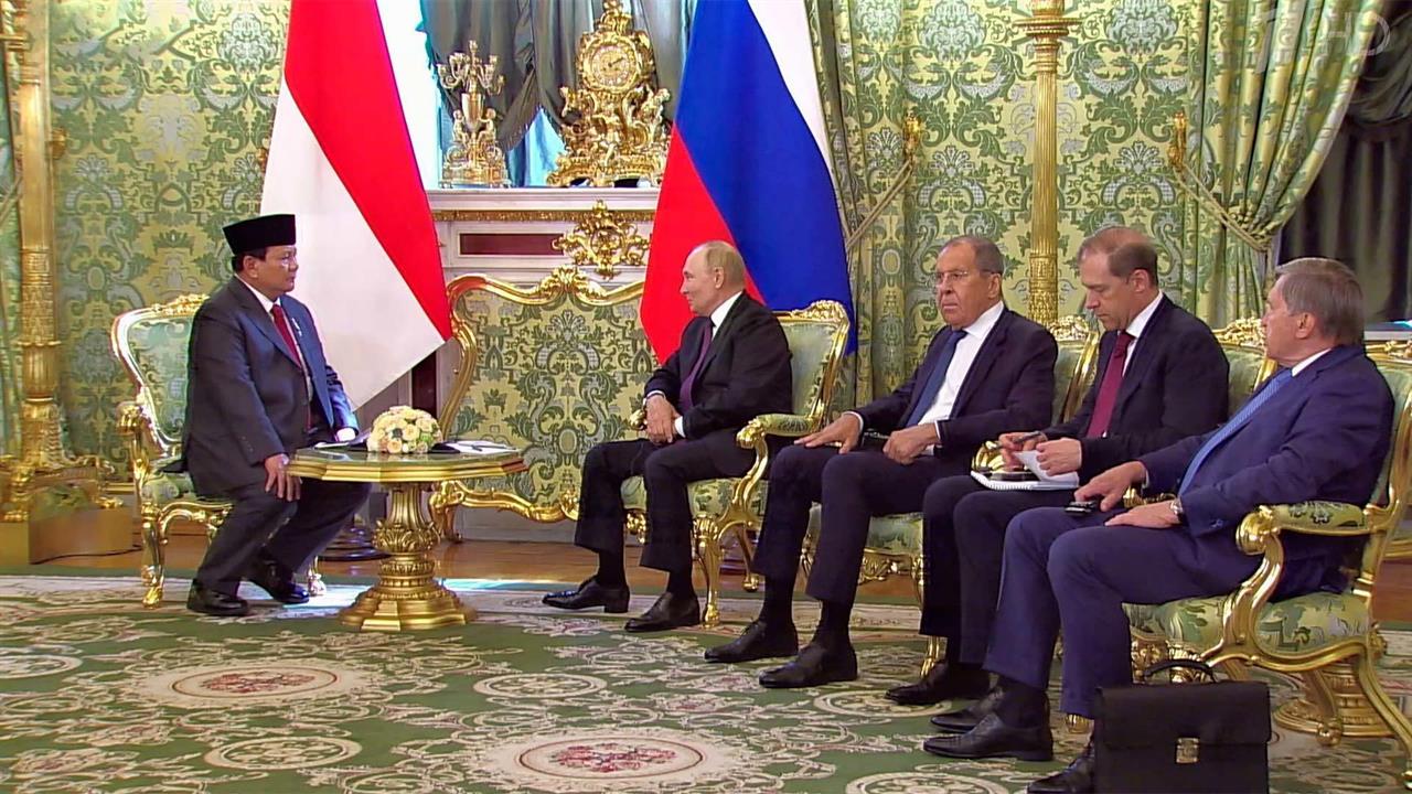 Владимир Путин в Кремле провел переговоры с избранным президентом Индонезии Прабово Субианто