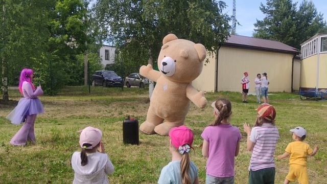 Невозможно оторваться от танца этого мишки