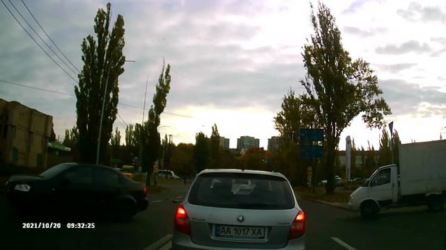 Жесть на дорогах Киева. Фольц обьезжает пробку по встречке. Кара небесная тут же пришла.