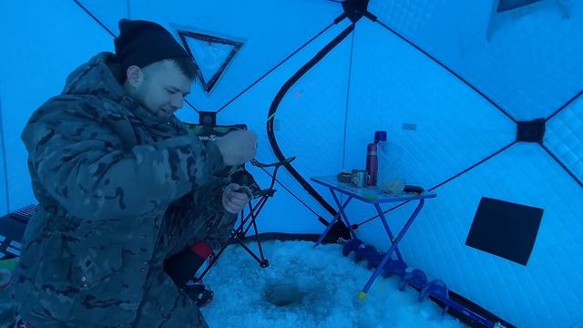 Озеро Иван Первый выход на лёд в 2024 году.Рыбалка с местным жителем.#зимняяловлярыбы #рыбалка #2024