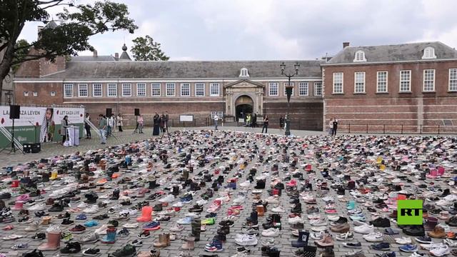 الآلاف من أحذية الأطفال في ساحة هولندية تكريما لأطفال قتلوا في قطاع غزة