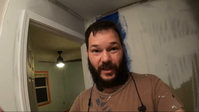 Снимаем старый клей с пола поставили холодильник на место