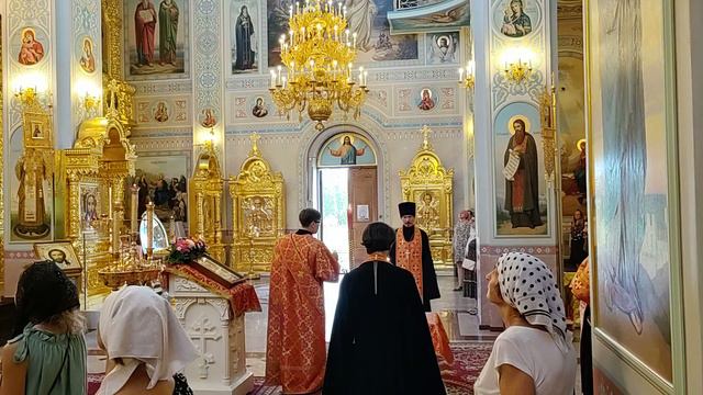 По Трисвятом - "Богородице Дево..." и молитва на благословение хлебов. Регент Екатерина Артюхова.
