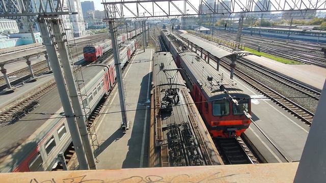 Электропоезд ЭД4М-0340 отправляется со станции Новосибирск-Главный