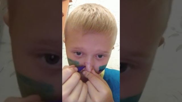 разрисовал всё лицо (ели отмыл)