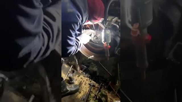 Замена заднего уплотнения двигателя на экскаваторе Komatsu PC 800