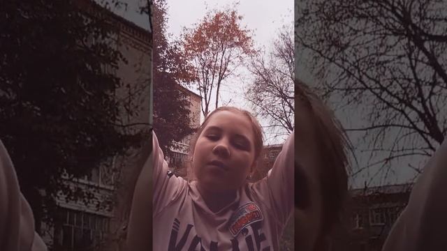 Танец на улице где очень много народа