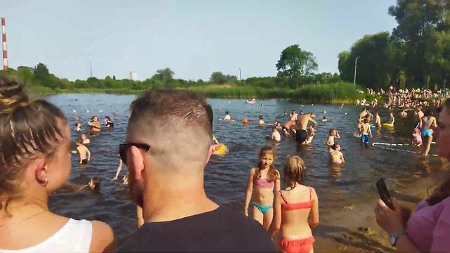 Кто быстрее зайдет в воду? Черняковское озеро. Польша.