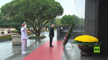 بوتين يضع إكليلا من الزهور على ضريح هو تشي منه في هانوي