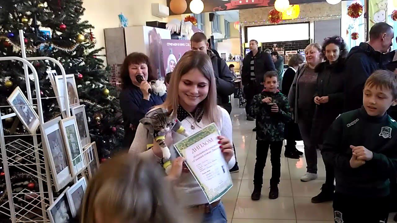 Победитель и победительница получают приз.