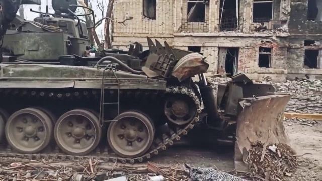 Мариуполь, Азовсталь Инженерные подразделения проводят разминирование территории.mp4