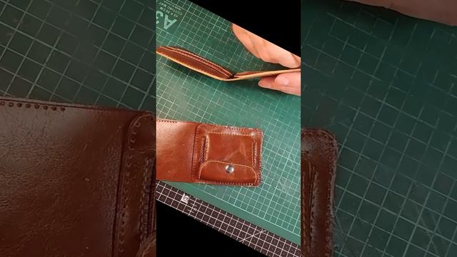 Делаю кошелек из коричневой глянцевой кожи с эффектом складок. #diy #handmade #топ #leather #shorts