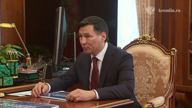 Президент проводит встречу с главой Калмыкии Бату Хасиковым 

В фокусе внимания – экономические пока