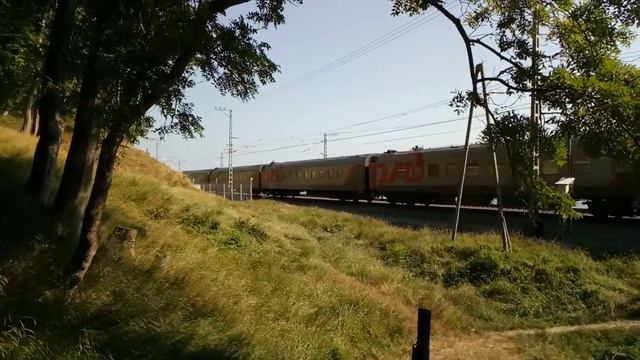 Электровоз 2ЭС4К-064 с поездом Адлер-Чита.