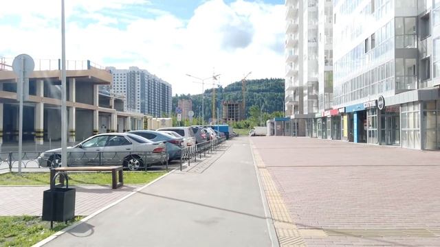 Во дворе среди новостроек ЖК Тихие зори Красноярск правобережный Лето 2022