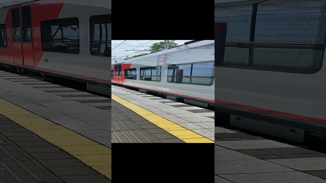 Электропоезд ЭС1-054 «Ласточка» проезжает станцию «Мацеста»