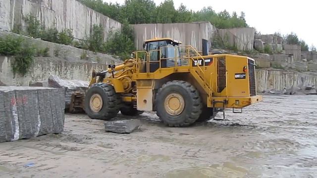 Погрузка блоков на карьере "Возрождение"