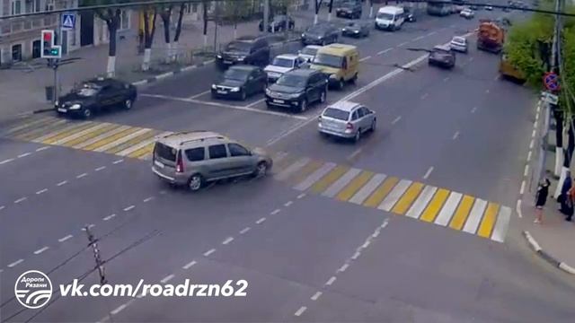 "Пешеход всегда прав!" #4 Но не всегда цел ( ул. Ленина 03.05.2017)