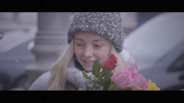 Депутаты "Единой России" поздравили женщин с 8 марта на улицах Москвы.